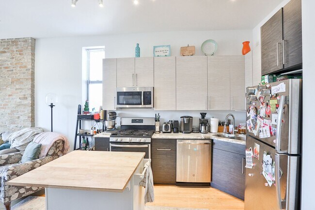 Building Photo - Video Tour- Great 3 Bedroom, 1 Bath Apartment. Located in Wicker Park/Bucktown near the Division ...
