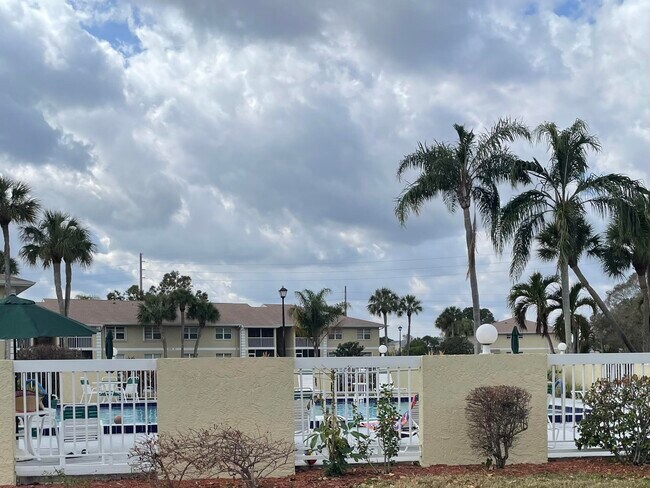 Building Photo - 1560 SE Royal Green Cir