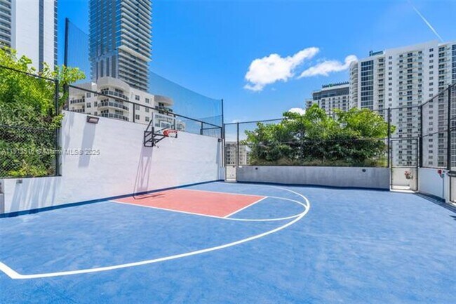 Building Photo - 700 NE 24th St