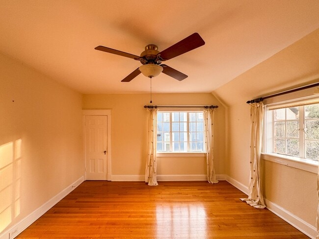 Building Photo - Stunning 4 Bed 4 Bath Haymount Home