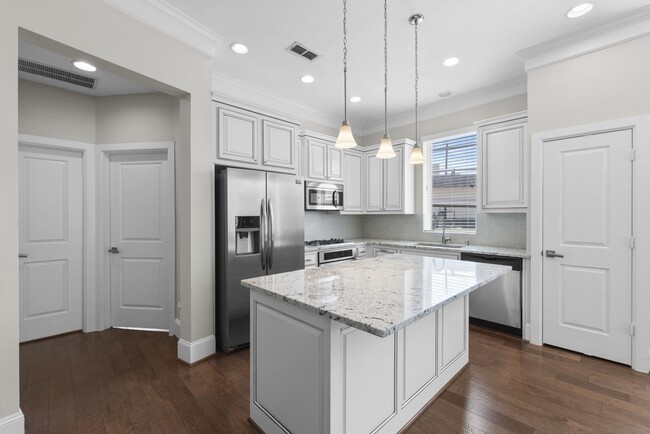 Building Photo - 702 N Shepherd Dr
