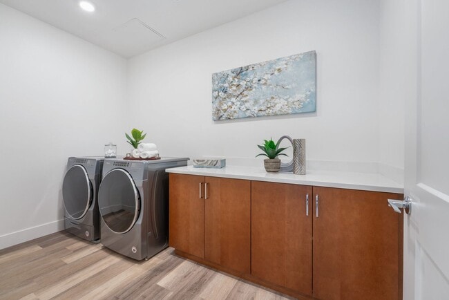 Building Photo - Gorgeous penthouse condo in East Industrial neighborhood – Fremont!