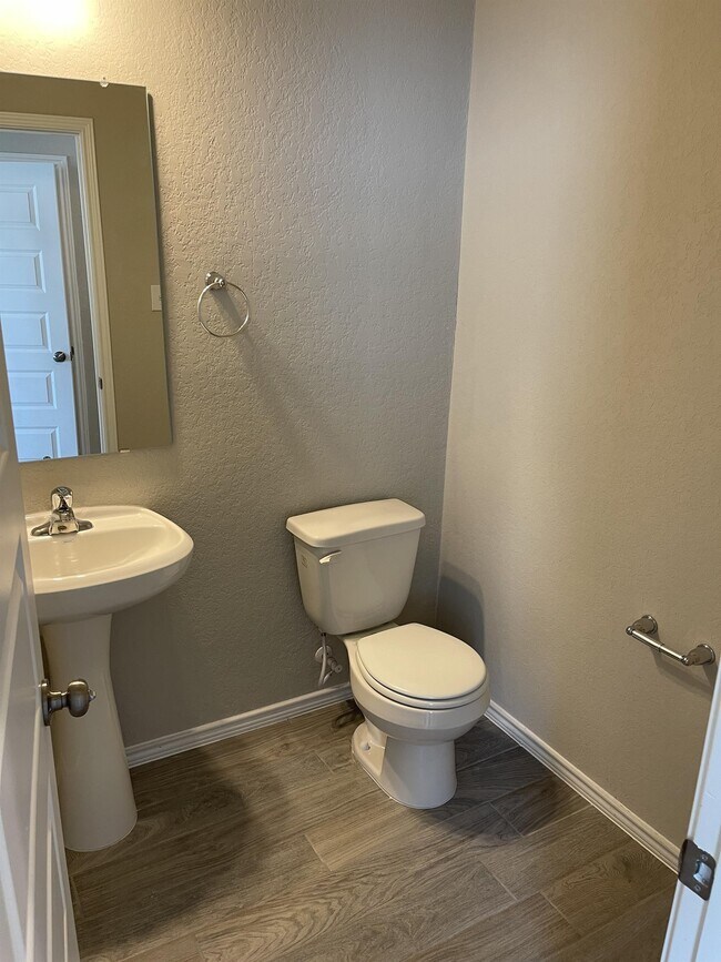 Building Photo - 2532 Ayers Dr