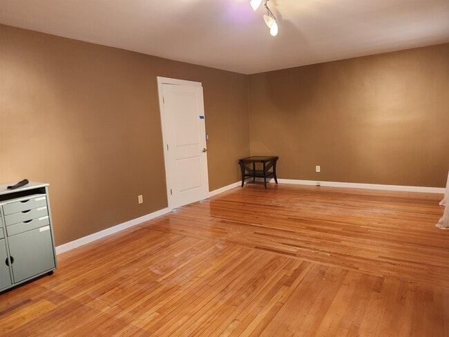 Building Photo - 907 W Swanzey Rd