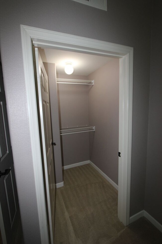 Building Photo - Light & Bright 2 bedroom 2 bathroom condo ...