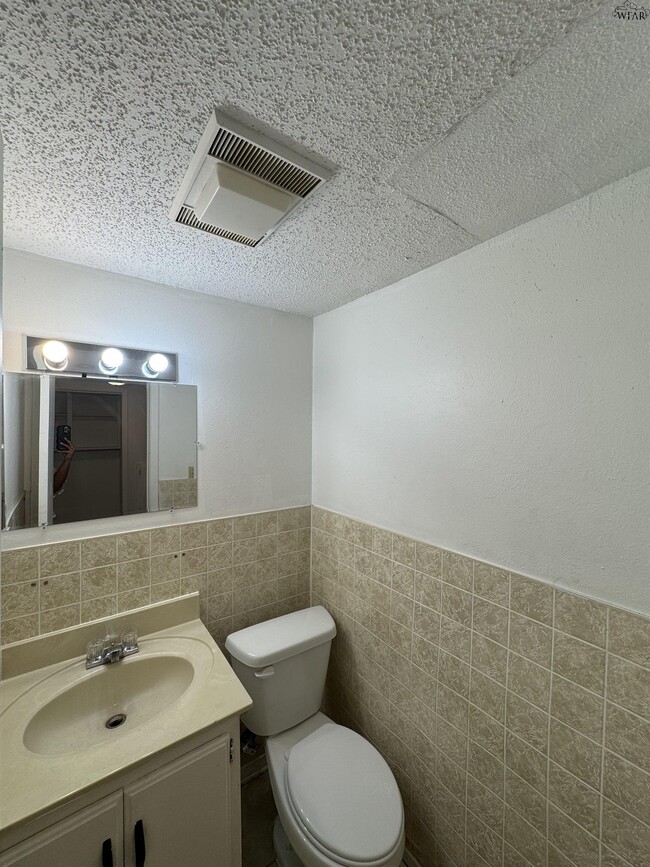 Building Photo - 615 Sunset Dr