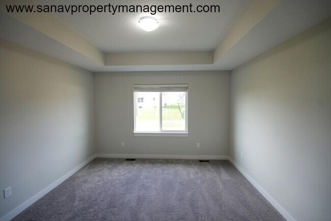 Building Photo - Family-Friendly Ranch Home with 3 Car Gara...