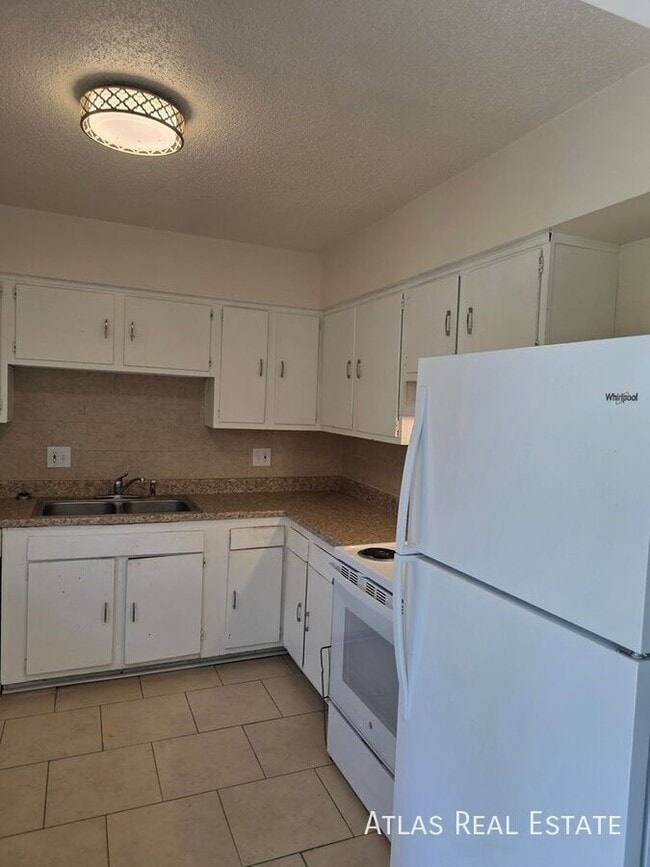 Building Photo - 906 SE 3rd Terrace