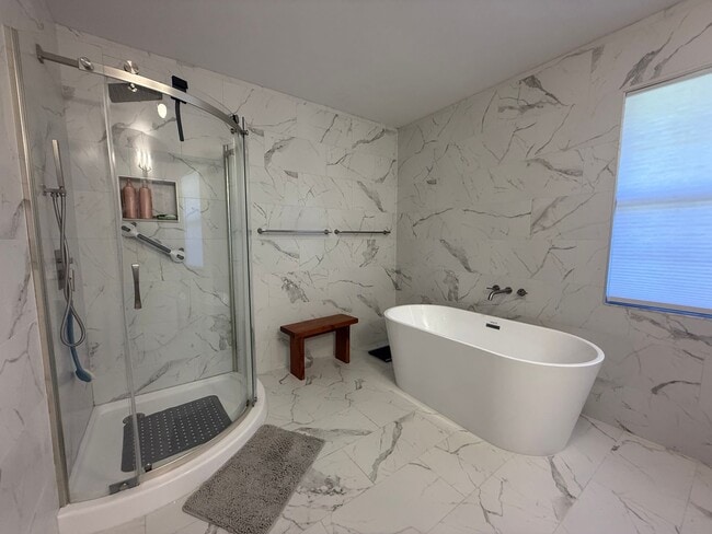 Building Photo - Beautiful 3 bedroom 2.5 bathroom pool home