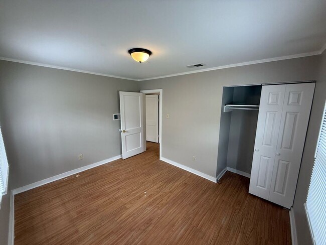 Building Photo - Move-in special! 1/2 off first month's rent!