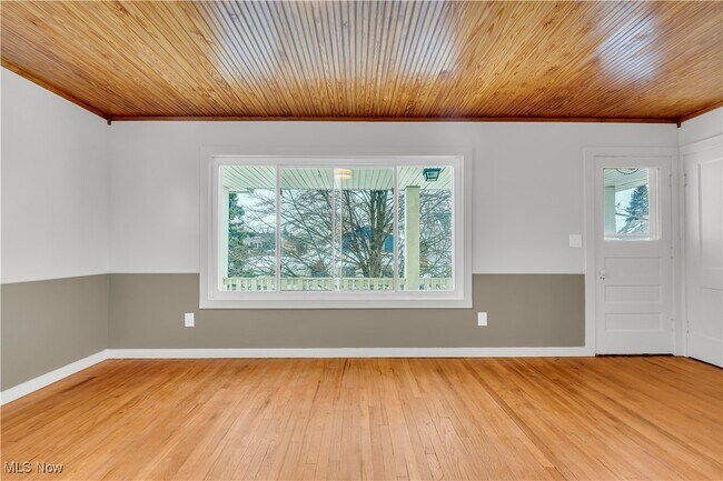 Building Photo - 10403 Russell Ave