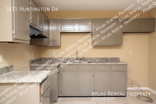 Building Photo - 1815 Huntington Dr