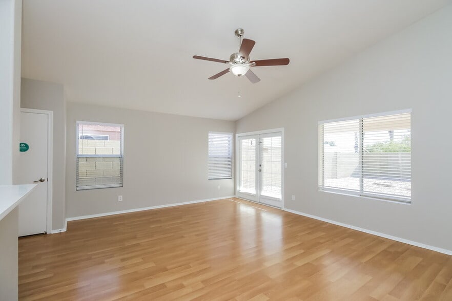 Building Photo - 851 E Boston St