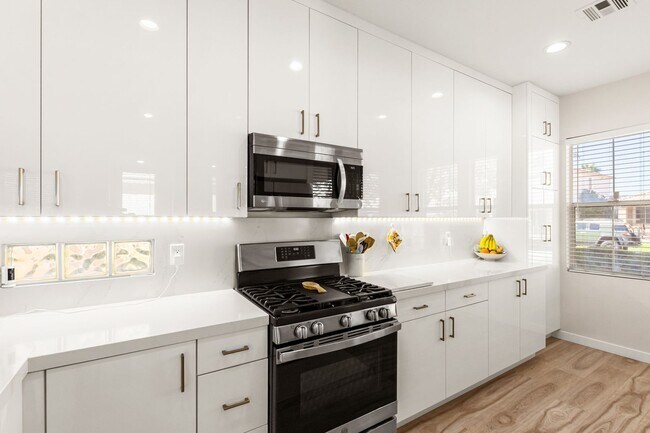 Building Photo - Beautifully Updated 3 Bedroom Southeast Ve...