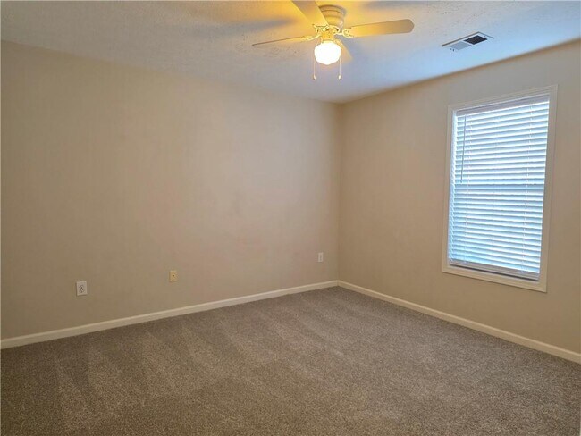 Building Photo - 100 Rosehip Ln