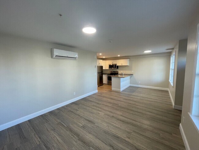 Building Photo - 129 Kenoza Ave