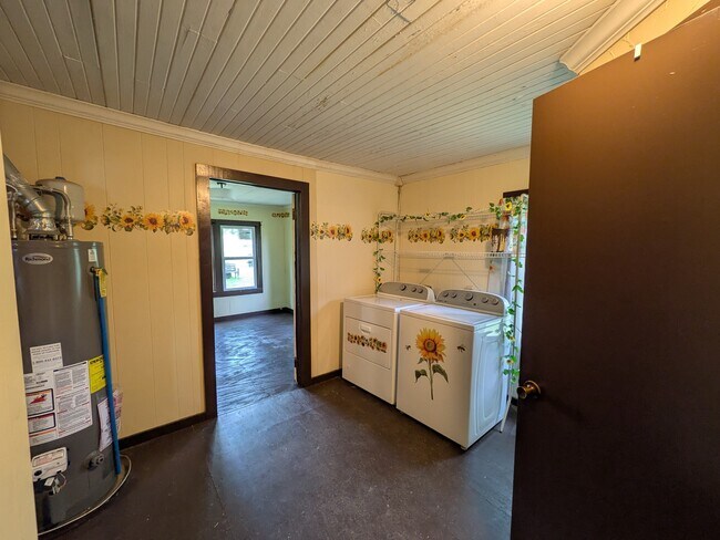 Building Photo - 405 S Skaggs Rd