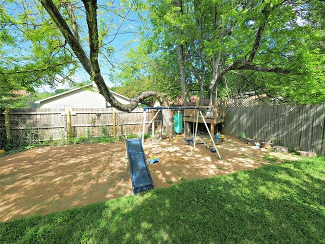 Building Photo - 8700 Soho Dr