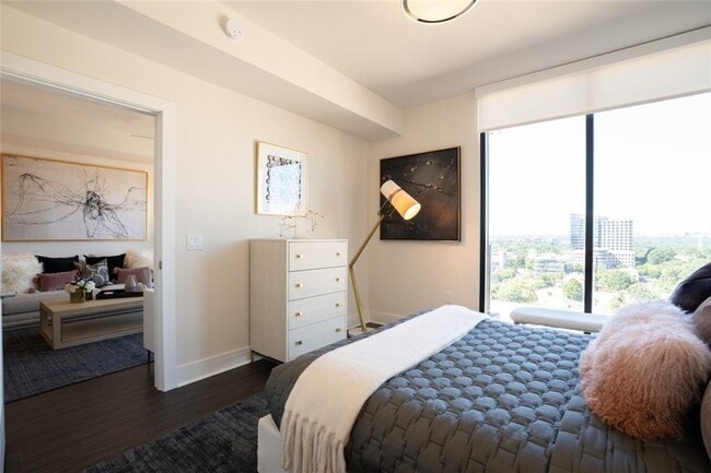 Building Photo - 1400 W Peachtree St NW