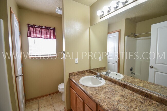 Building Photo - 3 Bedroom, 2.5 Bath 1 1/2 story first floor master suite -Townhome in Urbandale