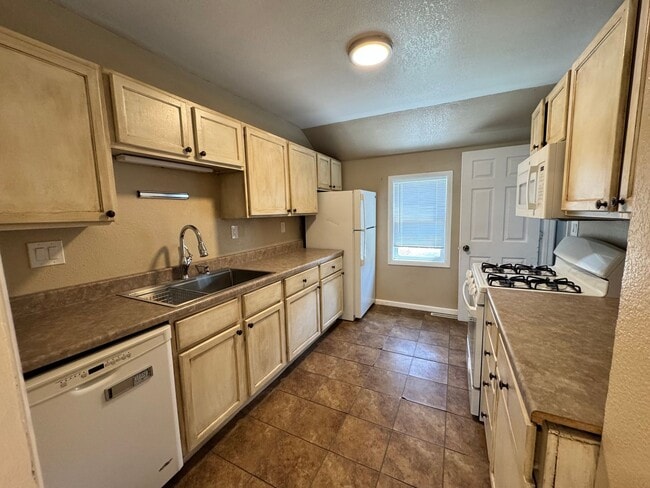 Building Photo - 3 Bedroom house in Davenport