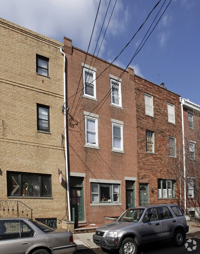 Building Photo - 806 S 10th St