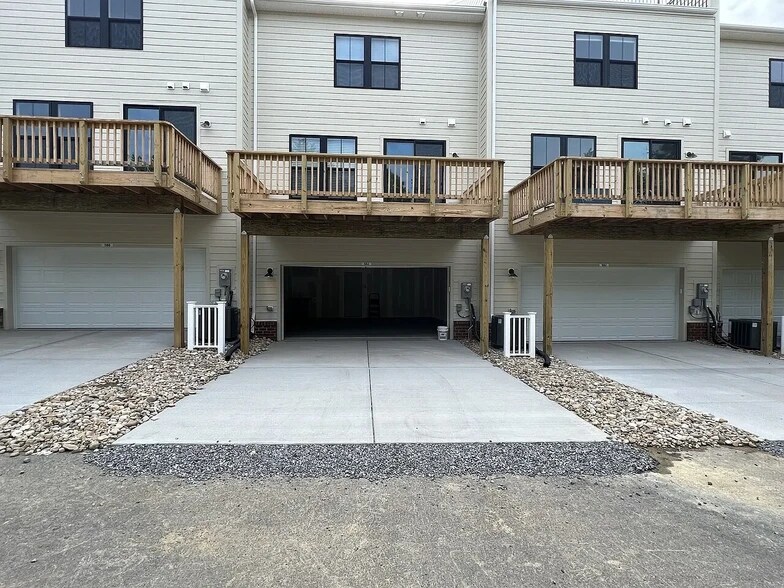 Building Photo - 584 Hazel Dr
