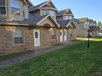 Building Photo - Capri Townhomes