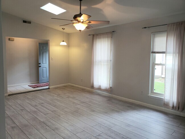 Building Photo - 1104 Parks Ave
