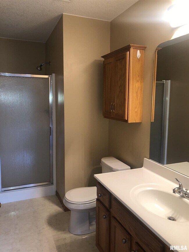 Building Photo - 6142 N Elmwood Ave