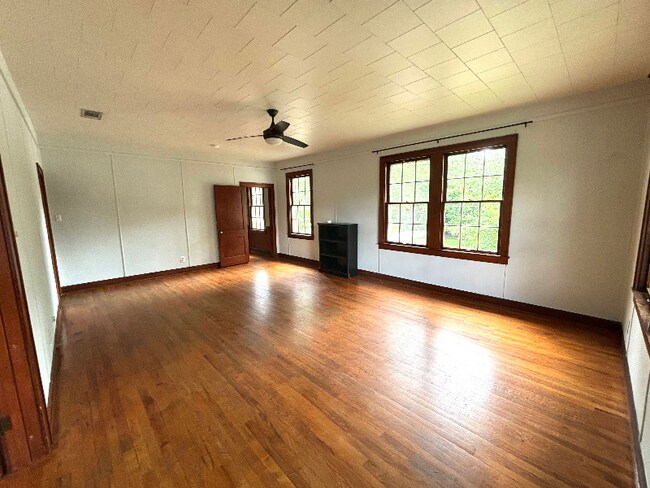 Building Photo - 800 N Mound St