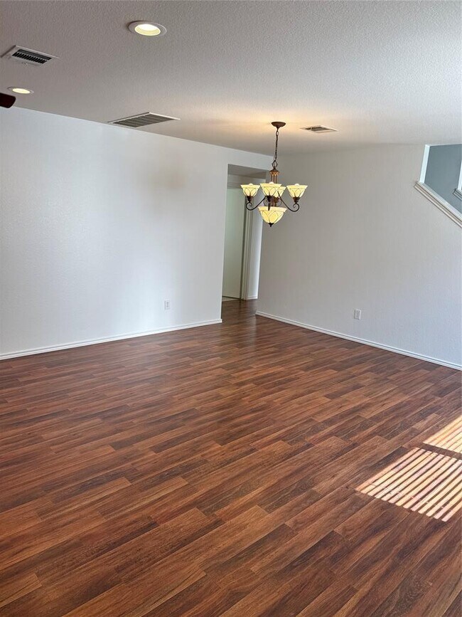 Building Photo - 2114 Cottontail Dr