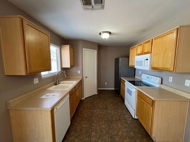 Building Photo - READY TO VIEW NOW! Spacious 3 Bed 2 Bath H...