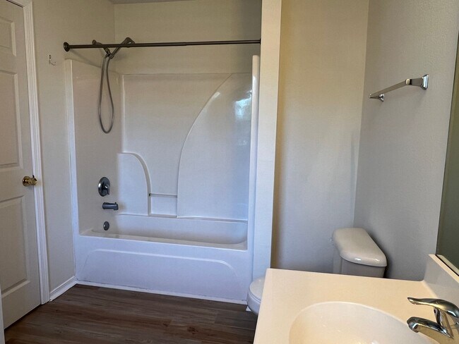 Building Photo - Four Bedroom Town Home with Two Car Garage in University Park-Renovated! Free First Month For Qua...