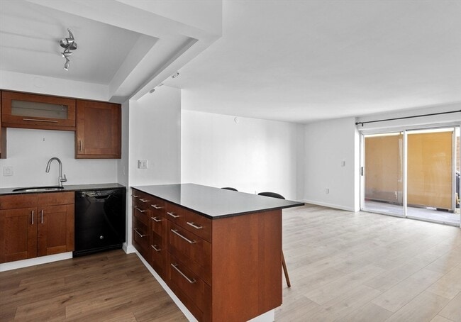 Building Photo - 1025 Hancock St