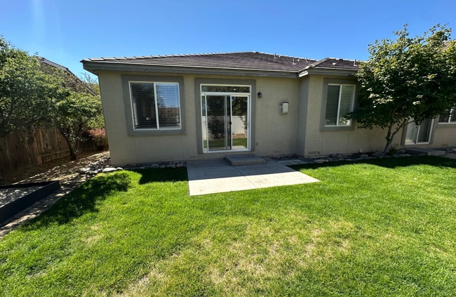 Building Photo - South Reno 3 bedroom | 3 bath home coming ...
