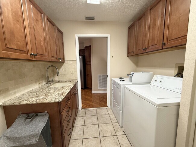 Building Photo - 3107 Westridge Dr