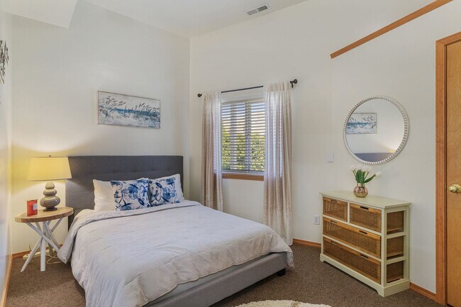 Building Photo - Luxurious Fully Furnished 3-Bedroom, 4-Bat...