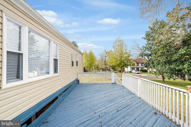 Building Photo - 900 E Tantallon Dr