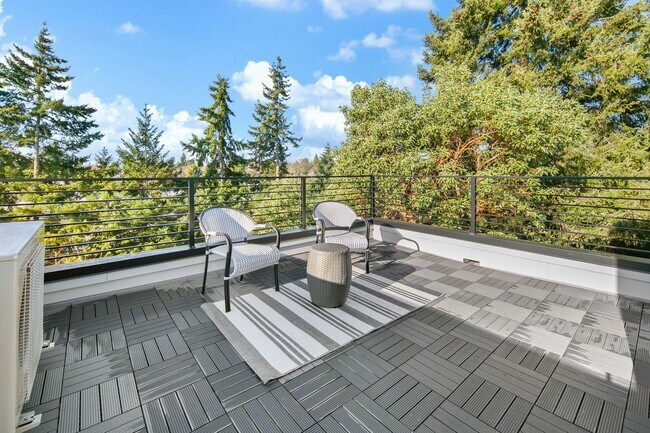 Building Photo - Modern Townhome in Licton Springs – Rooftop Deck & Stylish Living!