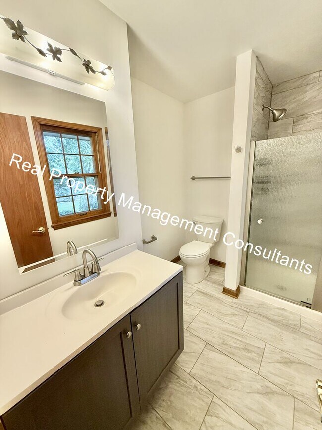 Building Photo - 4 bed | 2.5 bath Home In Shawnee Mission S...