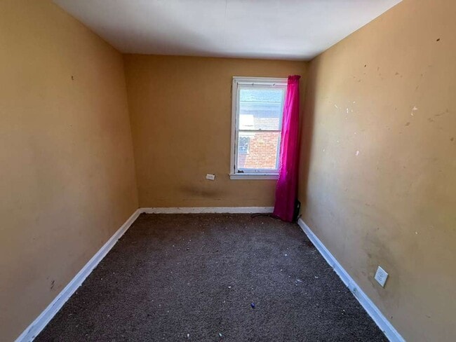 Building Photo - 3 BED 1 BATH SINGLE FAMILY HOME