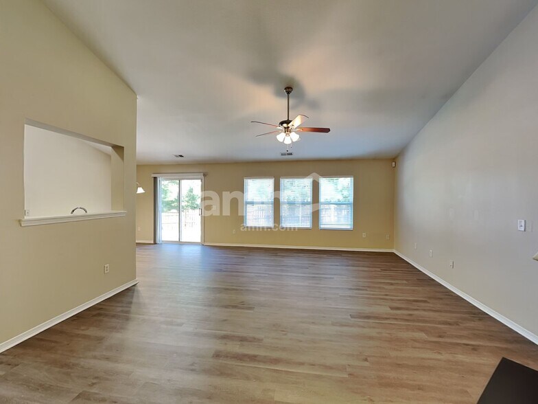Building Photo - 10916 Thousand Oaks Dr