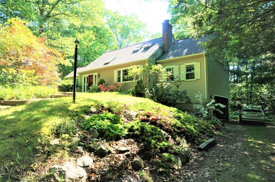 Building Photo - 18 Pequot Rd