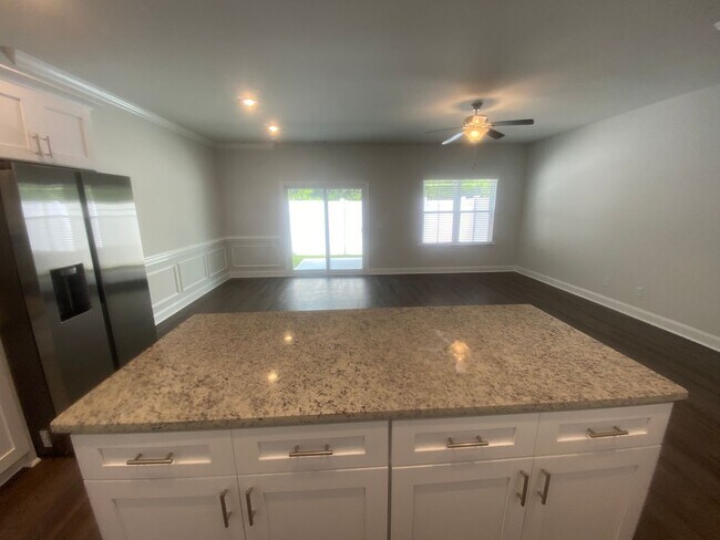 Building Photo - $500 off 1st month's rent with a move-in date in the month January 2026!!! Modern Executive End-U...