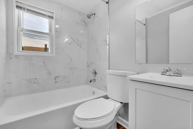 Building Photo - 2 Bed and Den