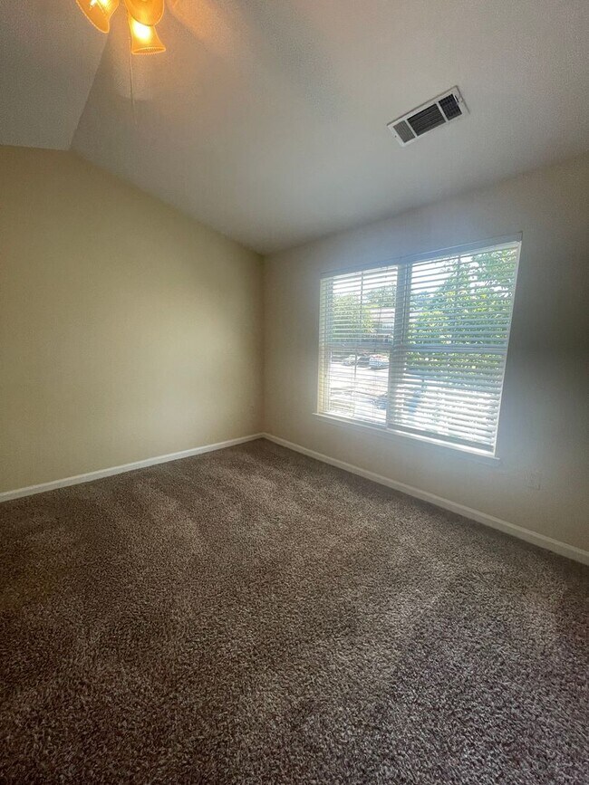 Building Photo - 17-1728 J&amp;S