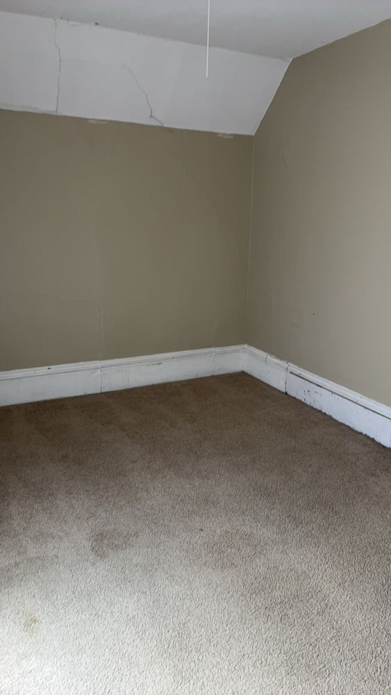 Building Photo - 3 Bed 1 Bath close to UWEC! Available June 1st
