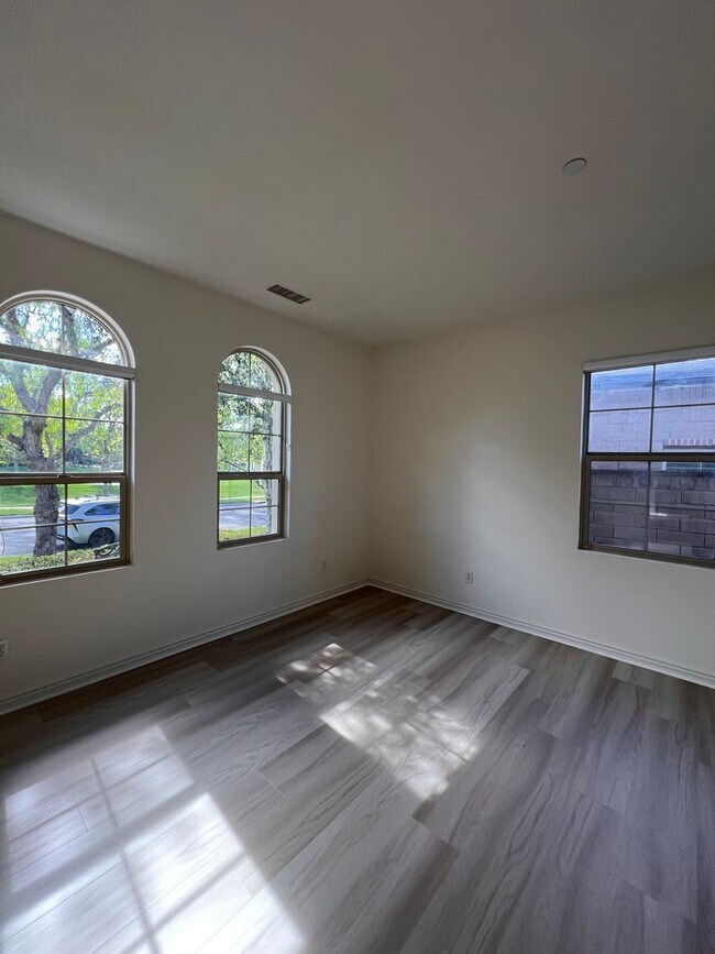 Building Photo - Portola Springs Beauty