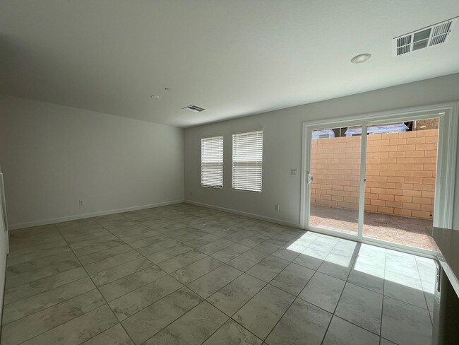 Building Photo - BEUTIFUL 3 BED 2.5 BATH 2 CAR GARAGE TOWNH...